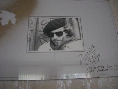 und zwar auf dem wand seines mutters haus!